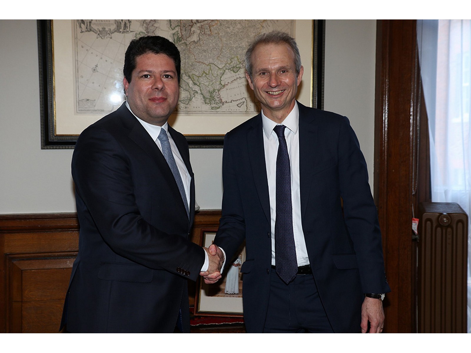 El Ministro Principal con el Ministro para Europa David Lidington.jpg